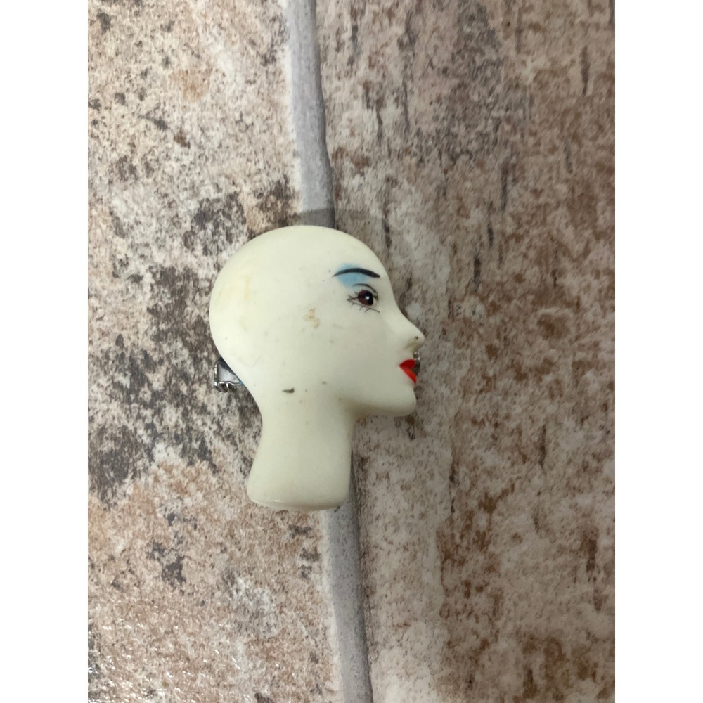 Vintage‎ Doll Head Pin Brooch Enamel Painted Face Red Lips Blue Eyes